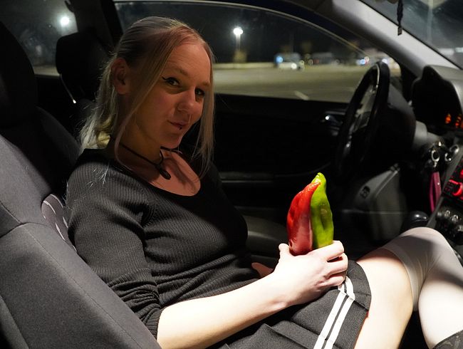 Mia-Mara schiebt sich zwei Spritzpaprika in die Muschi