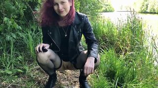 Lara-Tristessa pisst Outdoor