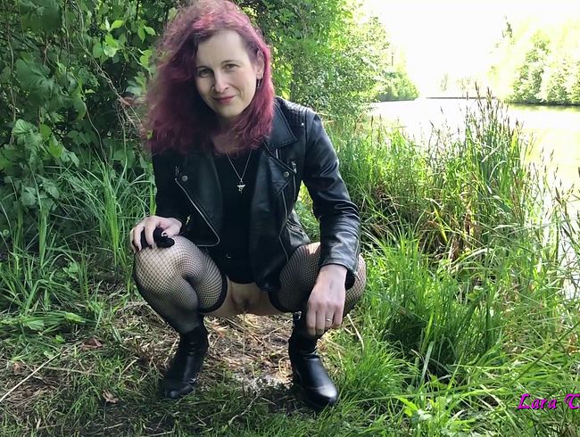 Lara-Tristessa pisst Outdoor