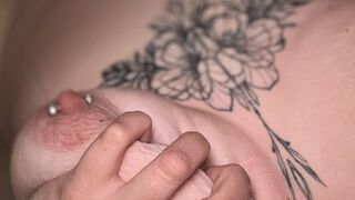Molly1408 liebt ihren geilen Körper