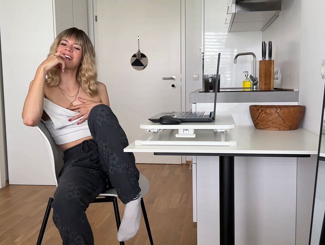 Arabella Spitz squirtet direkt auf Arbeit