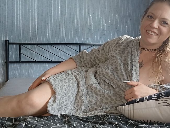 Anna-Lustig masturbiert das erste mal vor der Kamera