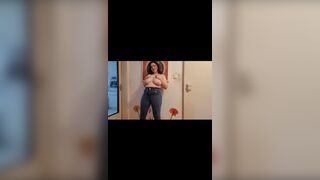 Lia123432 pisst in ihre enge Jeans