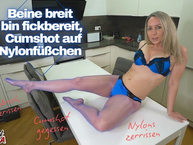 Annabel Massina will Cumshot auf ihre Nylons