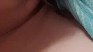 Jyderasicylodiqe spielt sich selbst an den Brüsten herum