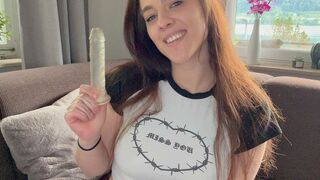 Luna_Lynn masturbiert mit dem Dildo