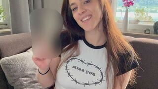 Luna_Lynn masturbiert mit dem Dildo