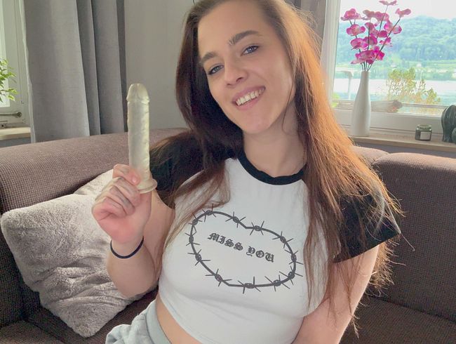 Luna_Lynn masturbiert mit dem Dildo
