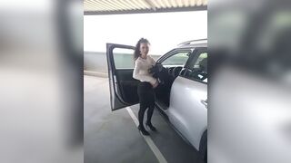 BanyGirl007 zieht blank im Parkhaus