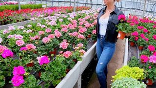 Daynia vernascht den Azubi im Gartencenter! Er hat noch nie 3 Loch gefickt