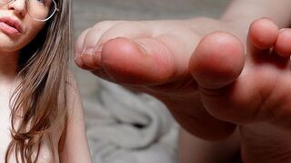 Emmi-Hill will, dass du ihre Füße mit der Zunge verwöhnst