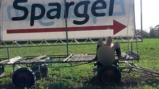 Skinny Blondine lässt beim Gangbang Bauern gratis ran (Andy-Star)
