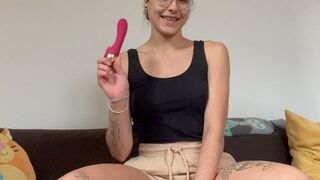 Lea-Maus fickt sich selbst öffentlich mit dem Dildo