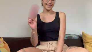 Lea-Maus fickt sich selbst öffentlich mit dem Dildo