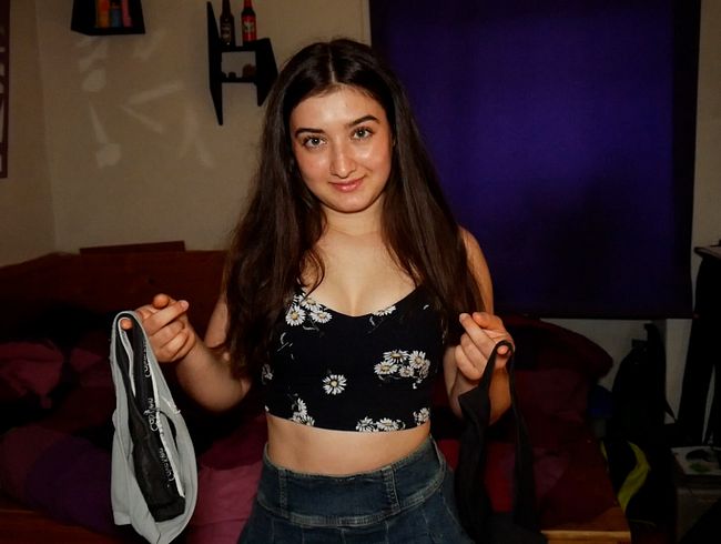 Leah Snu Snu zeigt ihre getragenen Höschen
