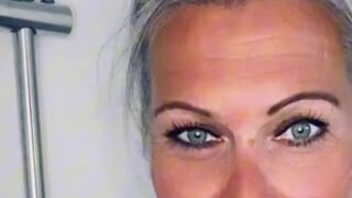 Suesse Aurelie will unter der Dusche eingeseift werden