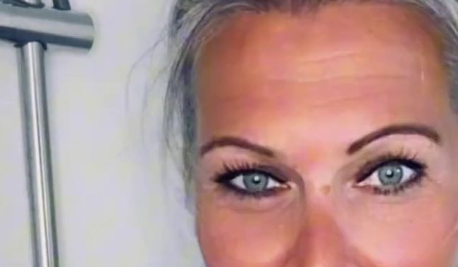 Suesse Aurelie will unter der Dusche eingeseift werden