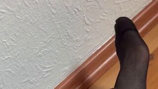 ScarletLou zeigt ihre Nylon Füße