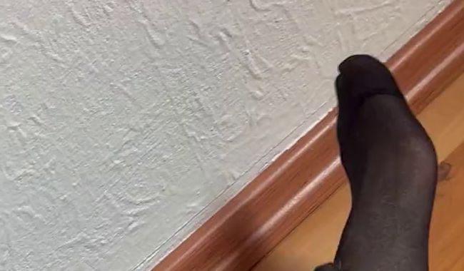 ScarletLou zeigt ihre Nylon Füße