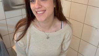 Luna_Lynn erlebt einen heftigen Orgasmus auf der Toilette