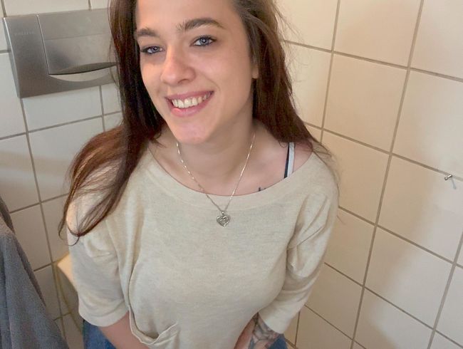 Luna_Lynn erlebt einen heftigen Orgasmus auf der Toilette