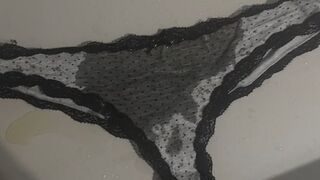 Sweetlollipop98 pisst auf den devoten Kerl