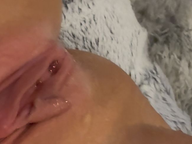 red_booty_squatbabe squirtet gerne im Strahl