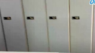Squirtydirty pisst in die Umkleide