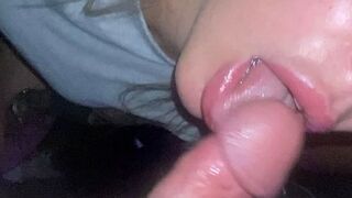 Mia__XXX lässt sich im Porno Kino in den Wahnsinn bumsen