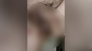 MissNaturPur pinkelt in die Wanne