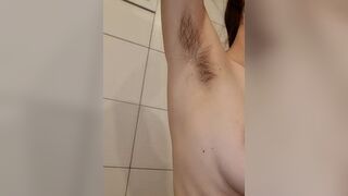 Miss Natur Pur zeigt ihre unrasierte Muschi