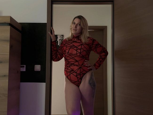 Julia-Winter gibt dem Nachbarn einen Blowjob bis er abspritzt