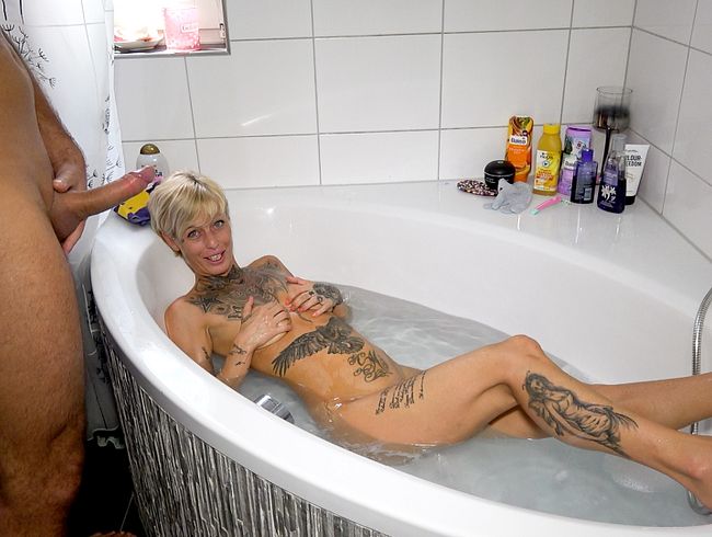 Sex im Badezimmer ohne Gummi mit Milf Vicky [Fun Fuck Paar]