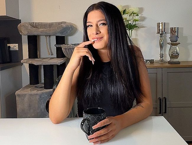 Larissa-TS entjungfert den Kerl anal