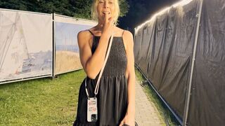 Miley-Weasel verführt einen fremden Typen auf der Kirmes