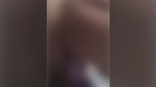 Bl0ndii reitet auf der Badewanne