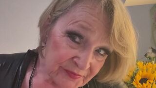 Die reife Bea zeigt sich geil vor der Cam