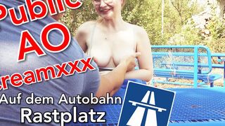 Tiny-Emily lässt sich auf dem Parkplatz Public besamen