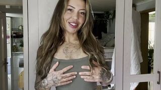 Lea_Katz zeigt ihre blanken Titten