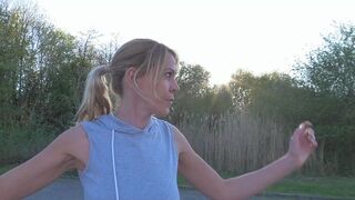 Miley-Weasel lässt sich von dem Fremden anal ficken