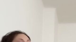 Lischadelicious bespielt ihre Fotze für dich