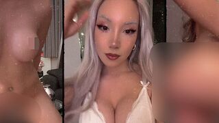 Lady-Khaleesi besorgt es sich mit dem Dildo