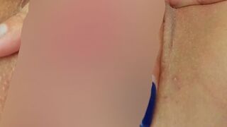 Thai-Darika spielt an ihren nasse Muschi und am engen Poloch