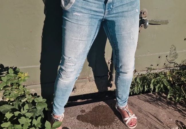 Jeans Piss direkt in die Hose mit Hotwife-Natalie