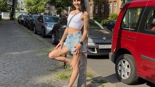 Jenny_Stella pisst auch als Dreilochstute einfach los