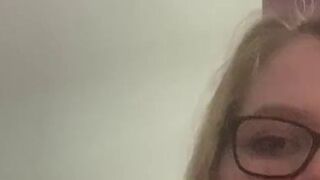 Vivian Mae stellt sich erotisch vor