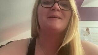 Vivian Mae stellt sich erotisch vor