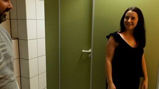 DerPornoBeamte bumst die Olle auf dem Klo