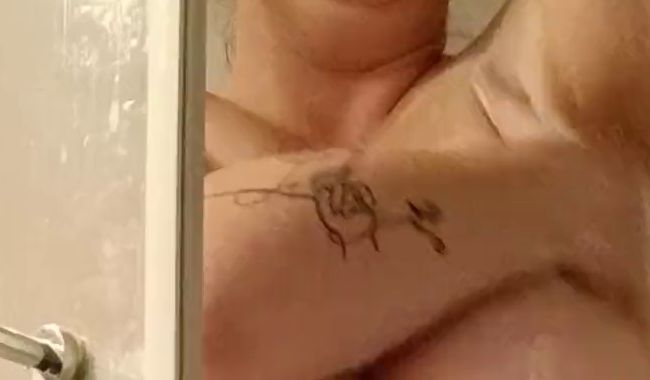 Blutengel_42 reibt sich mit Seife ein