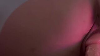 Alissa22 will, dass du zuschaust, wenn sie versaut auf ihrem Dildo reitet